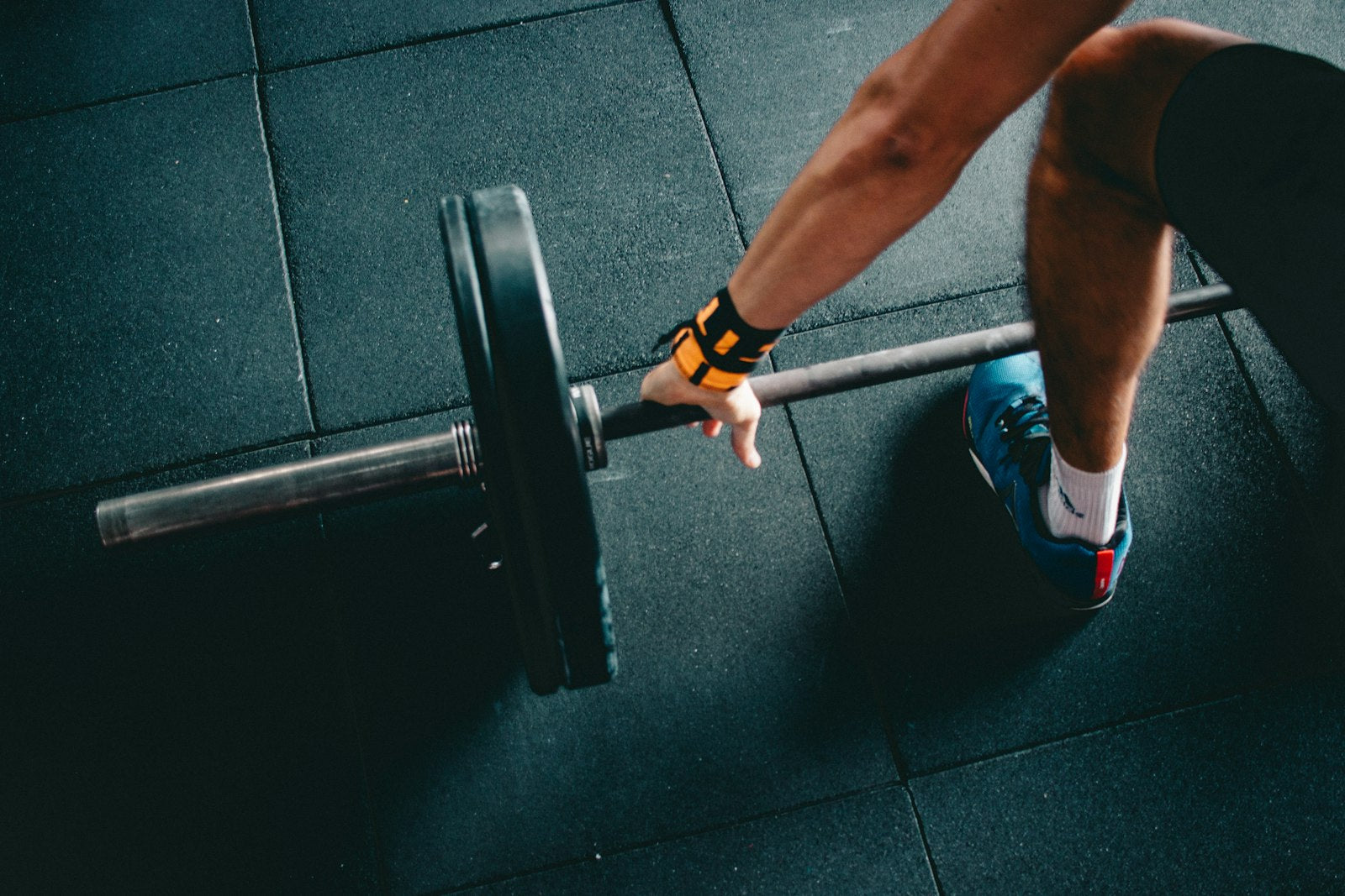 People strength training with kettlebells in a gym